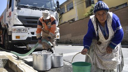 L'eau est rationnée à La Paz, la capitale de Bolivie à cause de la sécheresse, le 23 novembre 2016. Le gouvernement bolivien a décrété le 21 novembre "l'état d'urgence national" face à la pire sécheresse enregistrée depuis 25 ans. Cette pénurie a déjà déclenché des conflits dans la ville de Potosi (sud-ouest), entre des agriculteurs, utilisant l'eau pour arroser leurs plantations, et des mineurs. (AIZAR RALDES / AFP)