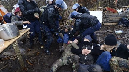 L'op&eacute;ration d'&eacute;vacuation des squats sur le site du projet d'a&eacute;roport &agrave; Notre-Dame-des-Landes (Loire-Atlantique) a mobilis&eacute; environ 500 gendarmes, vendredi 23 novembre 2012. (MAXPPP)