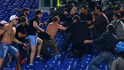 Les supporters du CSKA affrontent la police à Rome, le 17 septembre dernier (ALBERTO PIZZOLI / AFP)