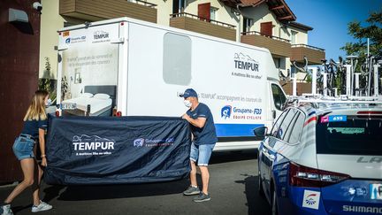 A chaque arrivée, les assistants de la Groupama-FDJ installent les matelas personnels des coureurs dans les hôtels. (AH)