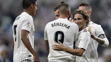 L'attaquant français du Real Madrid, Karime Benzema, félicité ici par Luka Modric et ses coéquipiers après son doublé contre Leganés. (GABRIEL BOUYS / AFP)