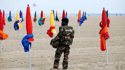 Un soldat français de l'opération Sentinelle surveille la Promenade des Planches, le 2 septembre 2017, pendant le 43e festival du film américain de Deauville (Calvados). (CHARLY TRIBALLEAU / AFP)