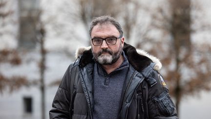 L'anesthésiste Frédéric Péchier, arrive au tribunal de Besançon (Doubs),  le 8 mars 2023. (ARNAUD FINISTRE / AFP)