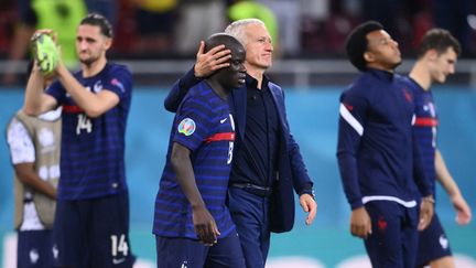 L'entraîneur de l'équipe de France de football Didier Deschamps console ses joueurs après leur défaite en huitièmes de finale de l'Euro 2021 face à la Suisse le 28 juin 2021. (FRANCK FIFE / POOL)