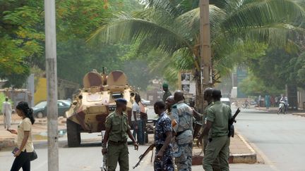 Des soldats maliens dans une rue de Bamako (Mali), le 2 mai 2012. (HABIBOU KOUYATE / AFP)