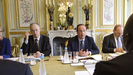 Paul Jean-Ortiz (G), conseiller diplomatique de l'Elys&eacute;e, et Fran&ccedil;ois Hollande &agrave; Paris, le 21 mai 2014. ( WITT / SIPA)