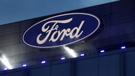 Le logo de l'usine Ford à Dearbon, dans le Michigan, aux Etats-Unis, le 19 mai 2021. (JEFF KOWALSKY / AFP)