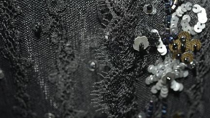 Création de Paola Zangrilli. Détail d'un manteau en dentelle Leavers entièrement rebrodé de perles et de paillettes.
 (Dentelles Établissement Sophie Hallette Caudry)