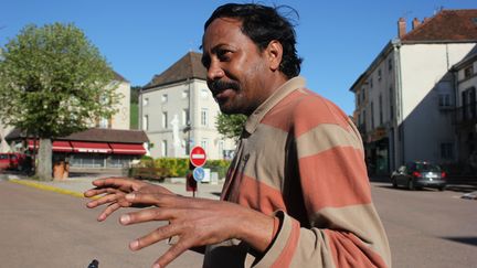 Abdallah Mohammed, un Erythr&eacute;en de 38 ans, sur son v&eacute;lo en plein c&oelig;ur du village de Pouilly-en-Auxois (C&ocirc;te-d'Or), mercredi 22 avril 2015. (CLEMENT PARROT / FRANCETV INFO)