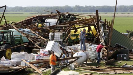 Op&eacute;ration d&eacute;blayage apr&egrave;s le passage d'une tornade sur une maison pr&egrave;s de Pilger (Nebraska, Etats-Unis), le 17 juin 2014. (LANE HICKENBOTTOM / REUTERS)