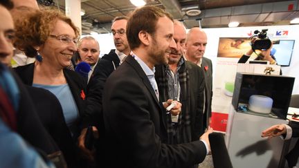 Emmanuel Macron, alors ministre de l'Economie, et Muriel Penicaud, alors directrice de l'organisme public Business France, lors du Consumer Electronics Show à Las Vegas (Nevada), le 7 janvier 2016. (ROBYN BECK / AFP)