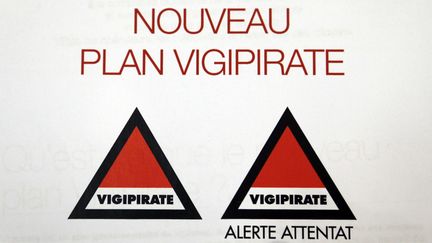 Les nouveaux logos du plan Vigipirate&nbsp;pr&eacute;sent&eacute;s &agrave; Paris, le 13 f&eacute;vrier 2014. (FRANCOIS GUILLOT / AFP)