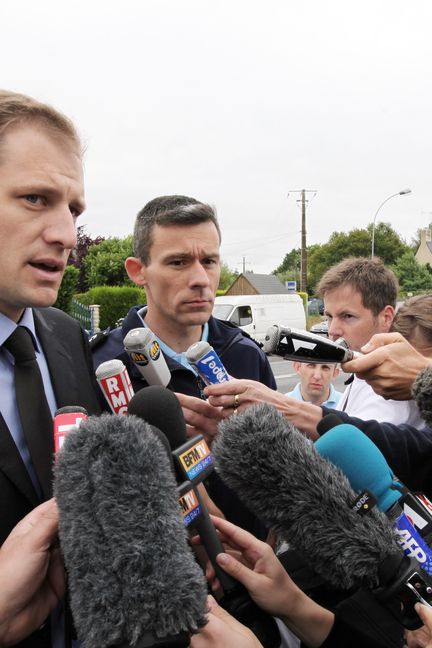 Alors procureur de la République de Saint-Malo, Alexandre de Bosschere donne une conférence de presse après la découverte du corps d'un petit garçon de 22 mois, le 5 juillet 2010 au Minihic-sur-Rance (Ille-et-Vilaine). Le colonel Laurent Le Gentil est à ses côtés. (CYRIL FOLLIOT / AFP)