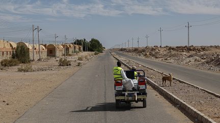 Des bénévoles égyptiens distribuent de la nourriture à des réfugiés soudanais près d'Asouan en Egypte, le 15 mai 2023. (KHALED DESOUKI / AFP)