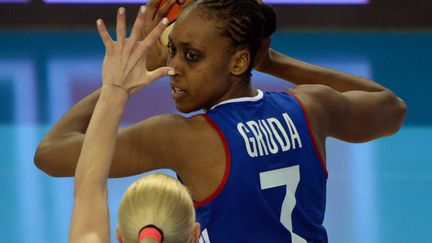 Sandrine Gruda et son jeu en pivot (ATTILA KISBENEDEK / AFP)