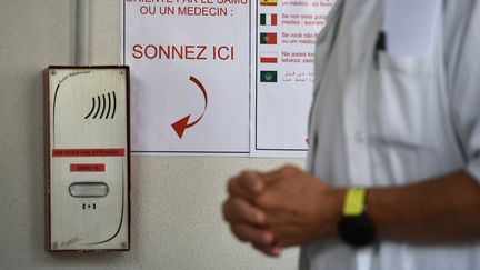 Il y a 30 000 médecins étrangers en France, soit environ 15% des effectifs totaux. Photo d'illustration. (VALENTINE CHAPUIS / AFP)