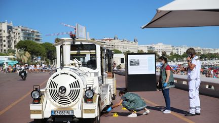 Les enquêteurs réalisent des prélèvements après que le&nbsp;petit train de Cannes a mortellement renversé un enfant de 18 mois, mardi 4 août. (S?BASTIEN BOTELLA / MAXPPP)