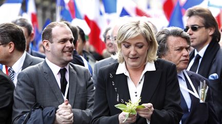 La pr&eacute;sidente du Front national Marine Le Pen, lors du d&eacute;fil&eacute; du 1er mai 2012 &agrave; Paris, au cours duquel son parti c&eacute;l&egrave;bre Jeanne d'Arc. (KENZO TRIBOUILLARD / AFP)