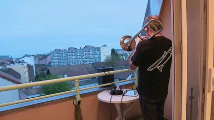 Depuis sa terrasse, Philippe joue du trombone tous les soirs à 20 heures pour remercier le personnel médical. Un concert rapidement devenu un moment de partage important dans son quartier de Belfort (Territoire-de-Belfort) (France 3)