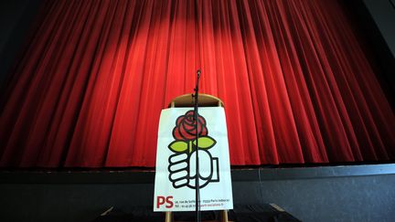 Le logo du PS sur un pupître, en Meurthe-et-Moselle, le 25 janvier 2014.&nbsp; (MAXPPP)
