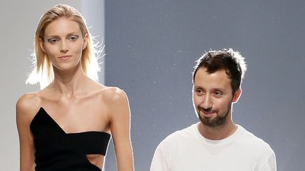 Anthony Vaccarello en septembre 2013, à la fin de son défilé printemps-été 2014.
 (Patrick Kovarik / AFP)