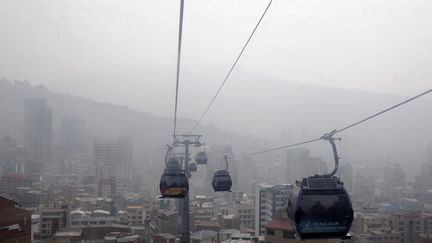 Cabines du téléphérique à La Paz, dans la fumée des incendies de forêt à l'est de la Bolivie, le 9 septembre 2024. (JORGE BERNAL / AFP)