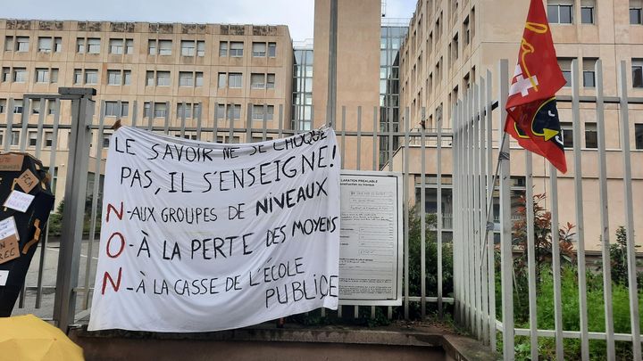 Des inscriptions contre les groupes de niveau au collège, devant le rectorat de Lyon le vendredi 15 mars 2024. (MATHILDE IMBERTY / RADIOFRANCE)