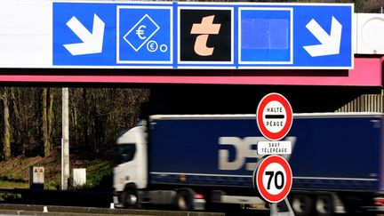 Des panneaux signalant un péage au niveau de Reventin (Isère), le 3 février 2023. (ROMAIN DOUCELIN / HANS LUCAS / AFP)