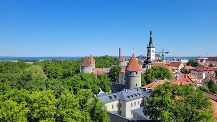 Une vue de la vieille ville de Tallinn, capitale de l'Estonie, 7 juin 2022.
 (THOMAS GIRAUDEAU / RADIO FRANCE)