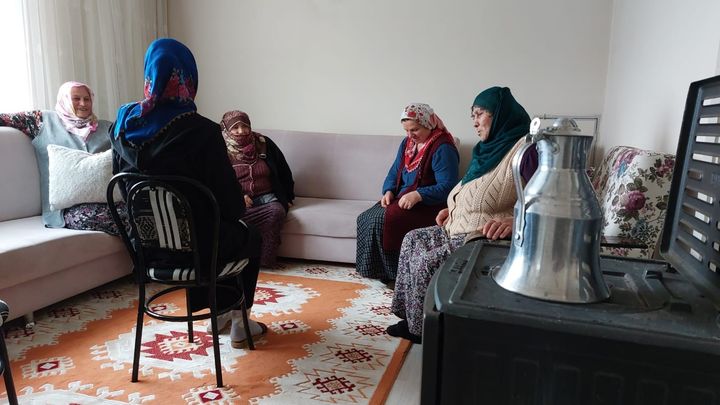 Des femmes discutent de l'élection présidentielle, dans le village d’Akçaabat, en mai 2023. (JEAN-SEBASTIEN SOLDAÏNI / RADIO FRANCE)