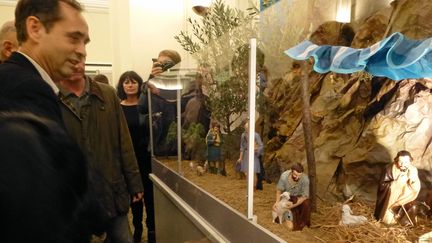 Robert M&eacute;nard, maire de B&eacute;ziers (H&eacute;rault), lors de l'inauguration de la cr&egrave;che install&eacute;e dans la mairie de la ville, le 28 novembre 2014. (  MAXPPP)