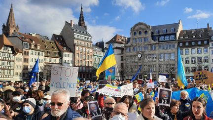 Rassemblement de soutien à l'Ukraine, le 26 février 2022 à Strasbourg (Bas-Rhin) (JULES HAUSS / FRANCE BLEU ALSACE / RADIO FRANCE)