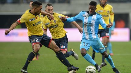 Le Marseillais Bouna Sarr à la lutte avec deux Sochaliens (SEBASTIEN BOZON / AFP)