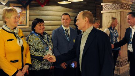 Vladimir poutine a rendu visite le 15 février à la maison de l'équipe ukrainienne au Parc Olympique. (MIKHAIL KLIMENTYEV / RIA-NOVOSTI)