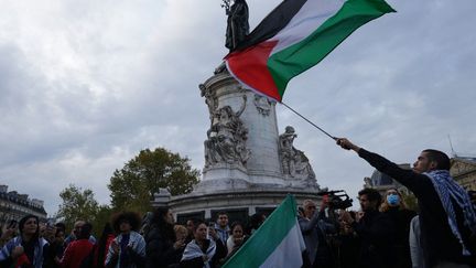 Une manifestation propalestinienne place de la République, à Paris, le 19 octobre 2023. (DIMITAR DILKOFF / AFP)