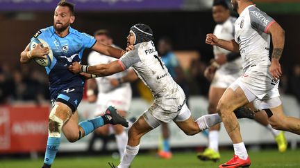 Le demi d'ouverture de Montpellier Aaron Cruden échappe aux Toulousains