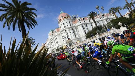 Le peloton sur la Promenade des Anglais lors de l'arrivée de Paris-Nice, une image qu'on ne verra pas en 2017 (VALERY HACHE / AFP)