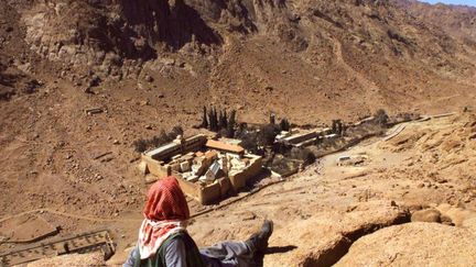 Un Bédouin regarde le monastère chrétien grec orthodoxe Sainte-Catherine, situé à Djebel Musa, au pied du Mont Sinai, au sud-est du Caire. (ANDRE DURAND / AFP)