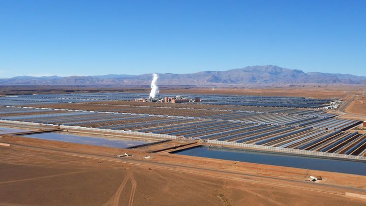 Au milieu de la centrale, la turbine fait fonctionner le générateur qui produit l'électricité. (AFD)