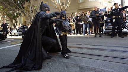 Miles, 5 ans, atteint d'une leuc&eacute;mie, arpente les rues de San Francisco, transform&eacute;e en Gotham&nbsp;City pour l'occasion, le 15 novembre 2013.&nbsp; (ROBERT GALBRAITH / REUTERS)