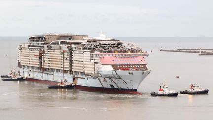 Le Wonder of the seas en pleine construction à Saint-Nazaire, au moment de son transfert vers le bassin C le 5 septembre 2020. (ANTHONY LINGER / HANS LUCAS)