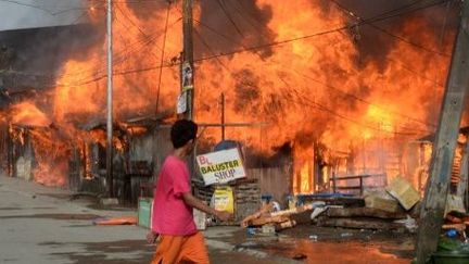 Plusieurs quartiers de la ville sont en feu. La population est prise au piège. (AFP PHOTO / TED ALJIBE)