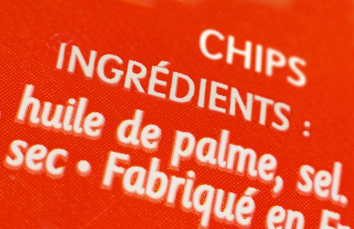 L'huile de palme (ou graisse de palme) figure souvent sur la liste des ingrédients de nombreux aliments comme les chips. (CHRISTOPHE LEHENAFF / PHOTONONSTOP)