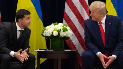 Les présidents ukrainien, Volodymyr Zelensky, et américain, Donald Trump, lors d'une rencontre à New York, le 25 septembre 2019. (SAUL LOEB / AFP)