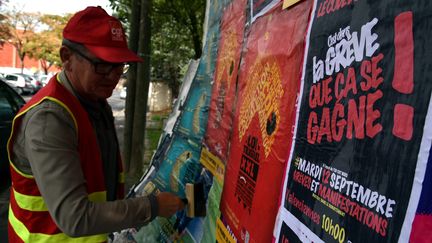 Un syndicaliste prépare la journée d'action du 12 septembre 2017 contre la réforme du code du travail à Valenciennes (Nord). (THOMAS LO PRESTI / MAXPPP)