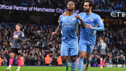 Raheem Sterling (à gauche), milieu de terrain de Manchester City, célèbre son but contre Leicester City, le 26 décembre 2021, lors du Boxing Day. (ANTHONY DEVLIN / AFP)