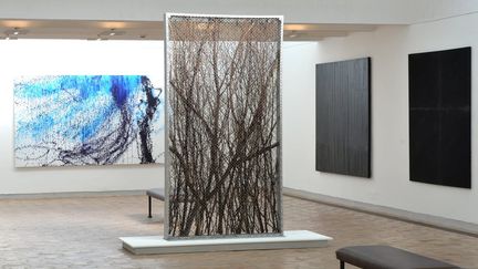 Vue de l’exposition&nbsp;Au cœur de l’abstraction&nbsp;- Collection de la Fondation Gandur pour l’Art. A gauche, la toile de&nbsp;Hans Hartung, un dyptique de 180 x 360 cm&nbsp;intitulé "T 1987-H3, T 1987-H4"&nbsp; créé en 1987. (Roland Michaud)