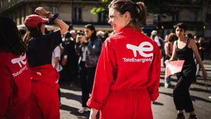 Des militantes écologistes manifestent en marge de l'assemblée générale des actionnaires de TotalEnergies, à Paris, le 26 mai 2023. (XOSE BOUZAS / HANS LUCAS / AFP)