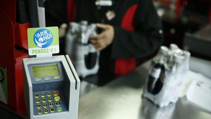 Le dispositif de l'arrondi, un système de microdon par carte bancaire, mis en place dans un supermarché à Paris. Photo d'illustration. (THOMAS PADILLA / MAXPPP)