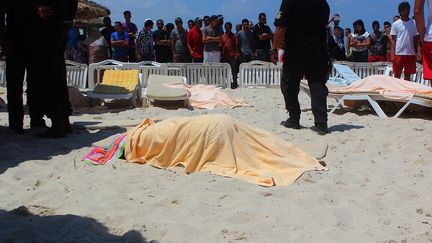 Les corps de victimes sur la plage apr&egrave;s l'attaque contre un h&ocirc;tel touristique &agrave; Sousse, dans l'est de la Tunisie. (STRINGER / ANADOLU AGENCY)